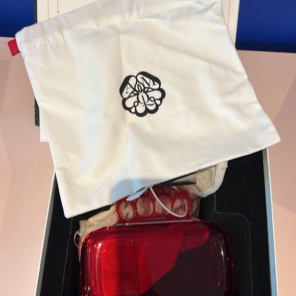 ❤️ Brand NWT Red Four-Ring Clear Box Clutch
ALEXANDER MCQUEEN ❤️ - Picture 4 of 8